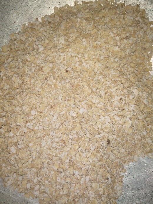 Dry roast both oats and suji together till it smells good and color changes to light brown. It may take around 4-5 minutes in medium flame. Then, let it sit till cool down.