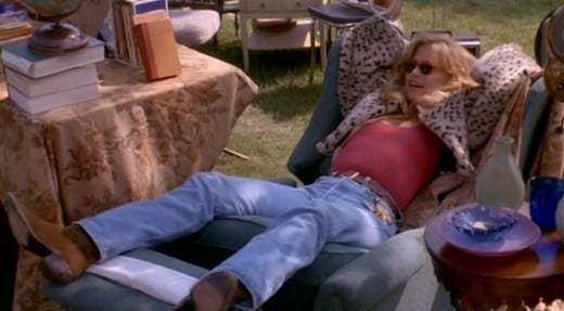 Gwen (Goldie Hawn) finds the perfect chair at the school's yard sale in HouseSitter