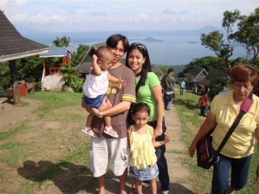 This is a portrait again of my Friend Melencio and his family in Tagaytay City. The smallest volcano in the world is at their background. The last time we came here it was cloudy tsk, tsk, tsk. All we've seen are fogs hahaha tough luck.