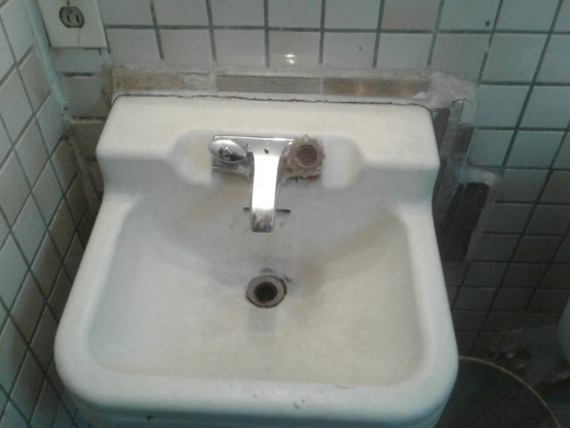 Sink sans hot water