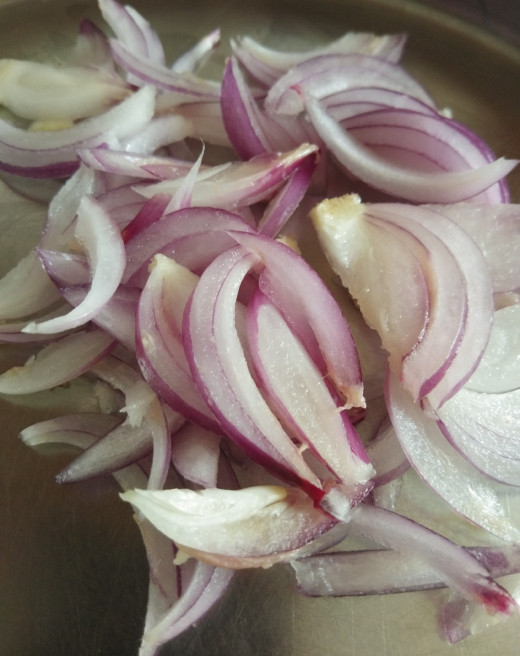 Thinly slice 1-2 onions and keep aside.