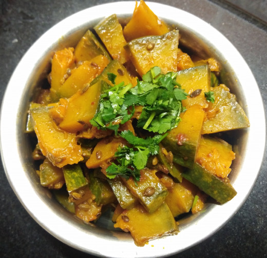 Garnish with finely chopped fresh coriander leaves and serve hot with chapati, roti, poori or rice.