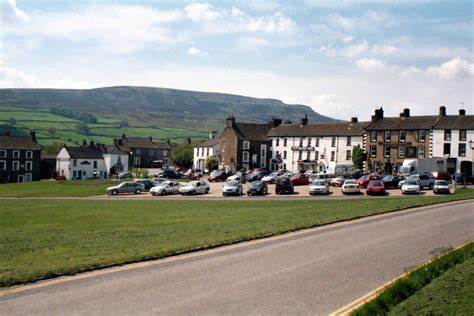 Reeth Green stretches either side of the Richmond to Muker road through Swaledale;, rows of businesses and hotels line the upper end of the road near where the Arkengarthdale road climbs away