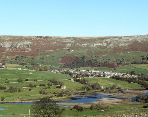 The panorama back over Swaledale, north to Reeth
