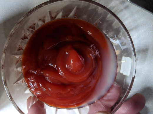 Ketchup, a tablespoon lemon juice in the bowl