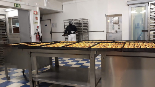The shop can sell upto 50.000 tarts a day during high season.