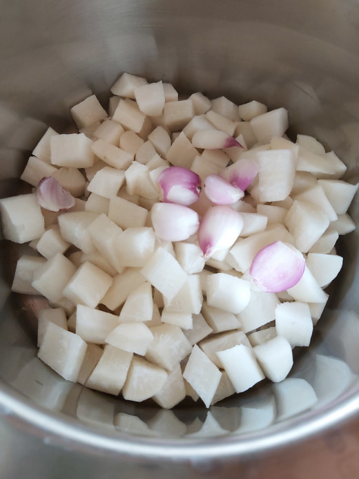 Peel the skin of shallots or sambar onions and add to the chopped radish.