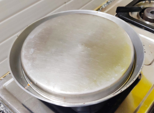 Wok covered with a plate