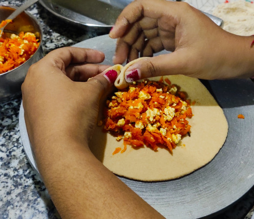 Pressing sides of the paratha