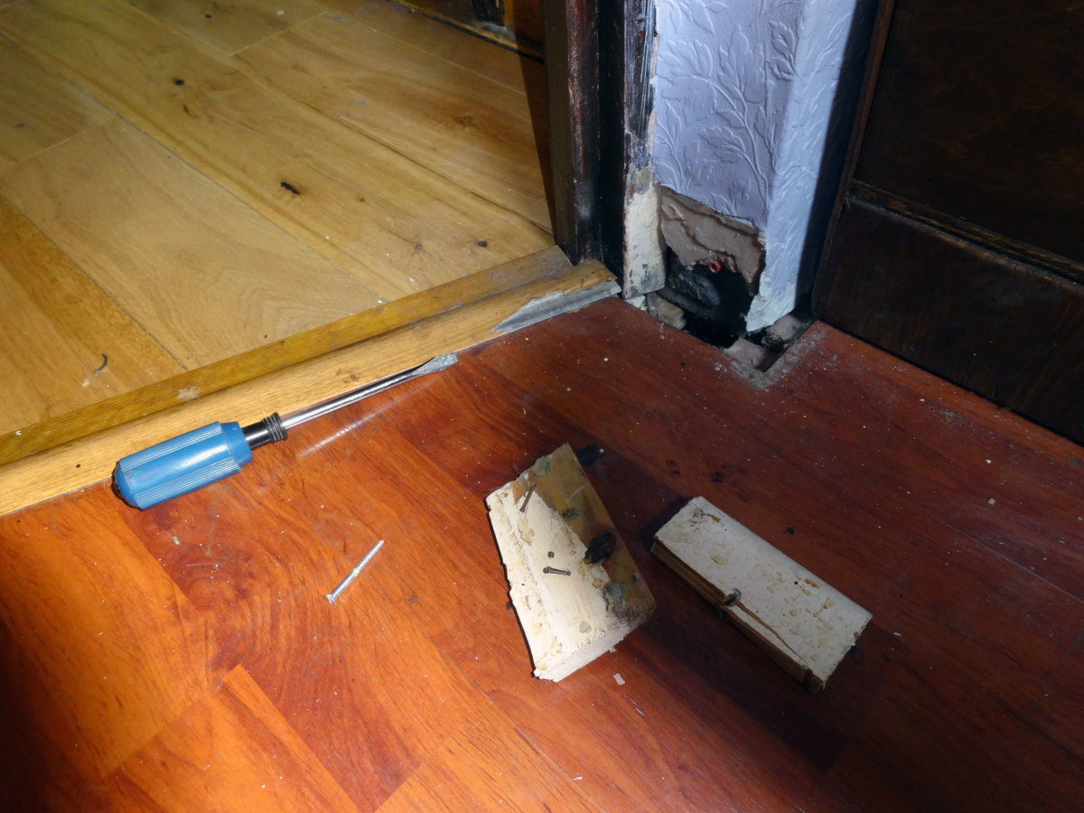 The old skirting is removed completely, so that it can be replaced