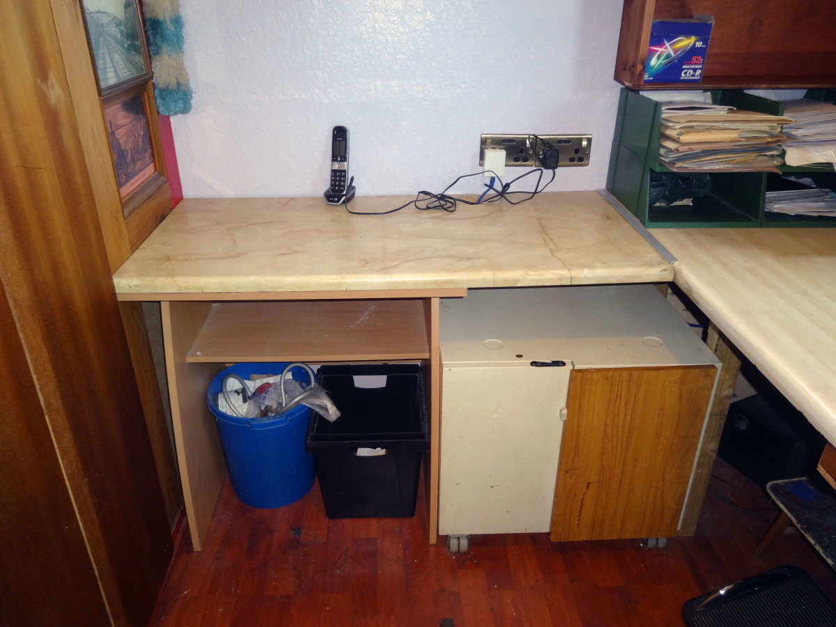Desktop also cleared; ready to remove, so as to access the Ikea unit for removing.
