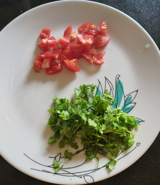 Meanwhile, wash and chop 1-2 tomatoes and 2-3 tablespoon of fresh coriander leaves. Keep aside.