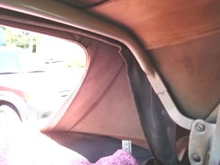 Rear window area: the rear top bow is seen, the zipper of the rear window curtain.