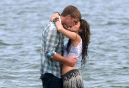 Liam Hemsworth Miley Cyrus Kiss