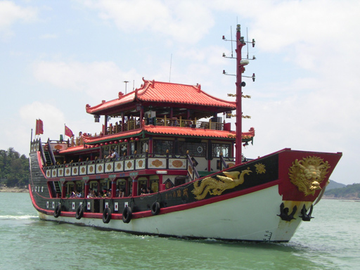 Gulangyu Ferry:    Picture by Derekrogerson, Wikipedia 