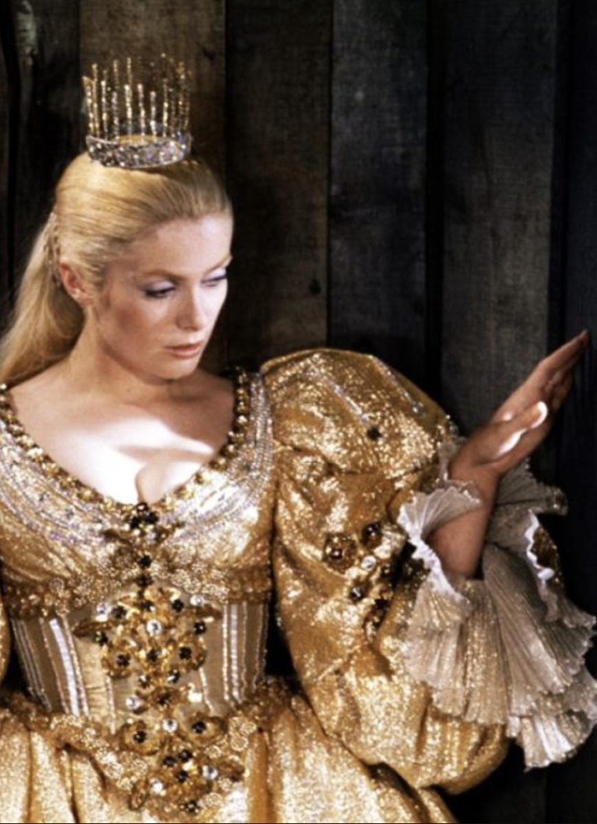 30 Best Gold Costumes & Dresses in Movies by Genre