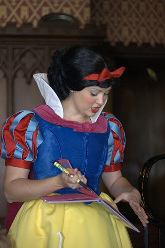 Snow White signs autographs Photo: flickr.com/photos/xnera/