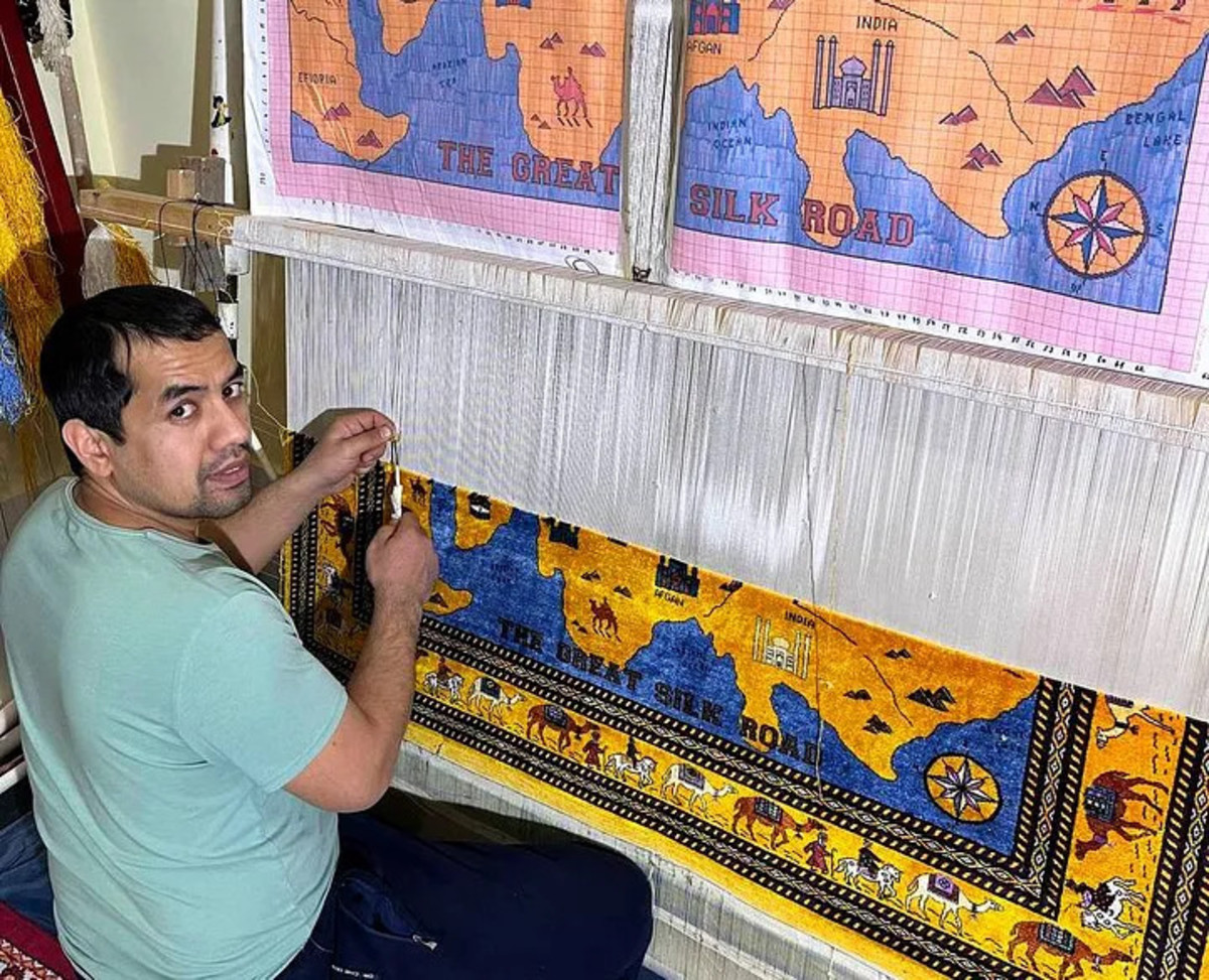 Khayot Djuraev's Expertise in the Traditional Art of Carpet Weaving in Bukhara