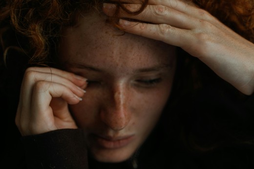 Learn the difference between venting and trauma dumping, with clear examples, expert insights, and practical tips for setting healthy emotional boundaries.
