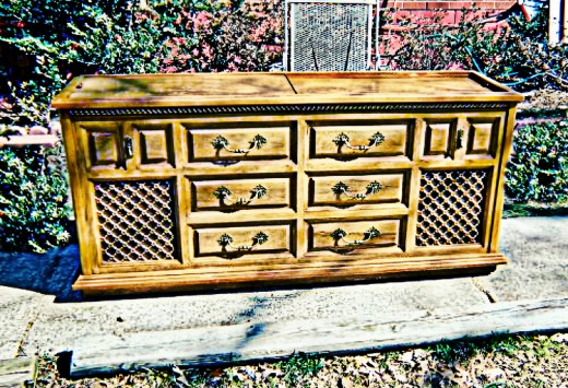 American Beauty this Magnavox found in a Fallout Shelter 1967 Magnavox Stereo is Massive and made of Solid Oak. Beautiful Workmanship from top to bottom, an American made Masterpiece.