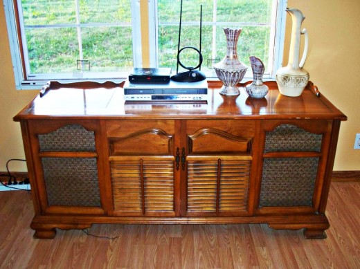 Mark I Deluxe Home Entertainment Center HH-852 (The Brandywine). with scalloped gallery and bracket feet; this is a Colonial lowboy with an authentic replica Federal Period Design. This is Antiqued Colonial Maple on selected hardwoods. 