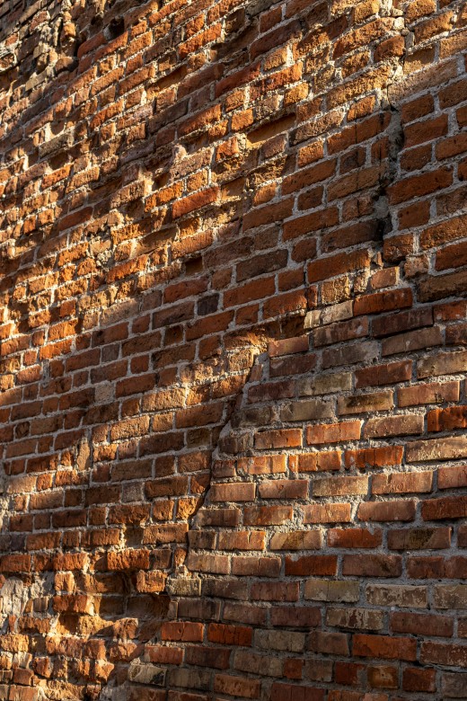 Brown and white brick wall, photo by Olga Kudriavtseva on Unsplash