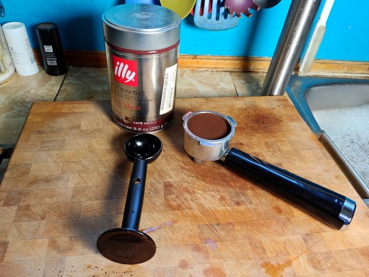 Preparing the portafilter for a two-cup espresso