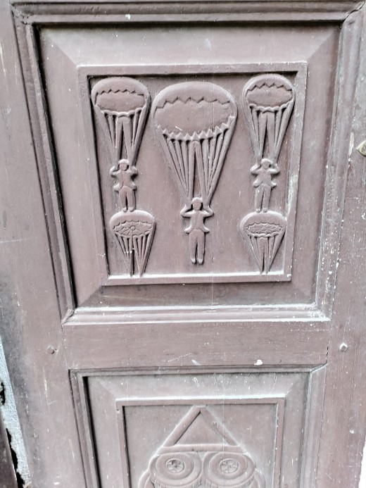 Paratroopers in wood carving; Singha Vahini temple; Panchthupi Paratroopers in wood carving; Singha Vahini temple; Panchthupi