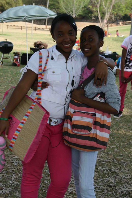 Of course a picnic in the park is also an opportunity to show off one's fashion sense!