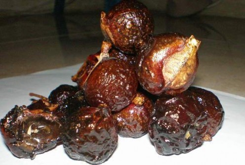 Sapindus rarak (soapnuts) for washing batik.