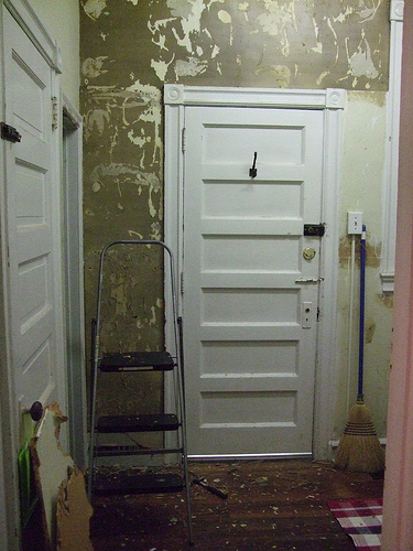 Don't try to remove wallpaper yourself before reading this article!
