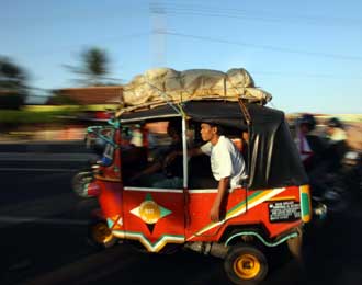 Going mudik by three-wheeled cab. 
