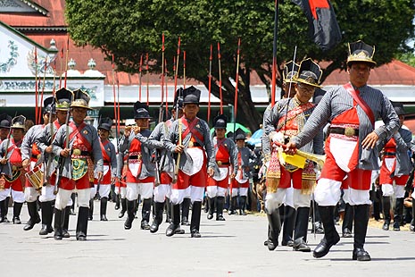 Yogyakarta Palace Traditional Army credit : Handoyoblog.com
