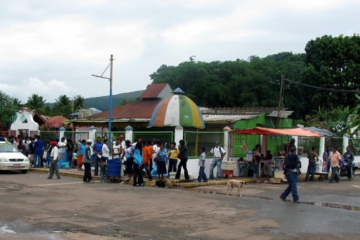 This is Santa Elena, outside the internet place! ... On market day