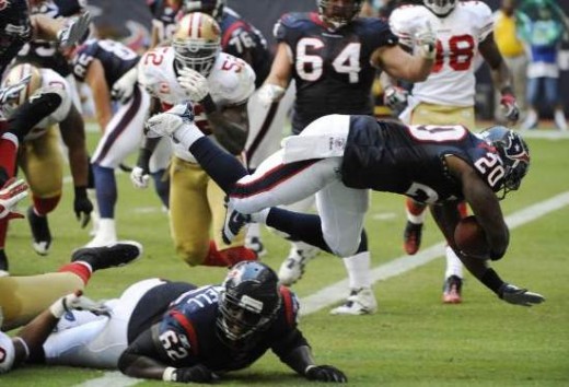 Houston Texans running back Steve Slaton (20) dives into the end zone for a touchdown against the San Francisco 49ers in the first quarter of an NFL football game Sunday, Oct. 25, 2009, in Houston. (AP Photo/Dave Einsel)