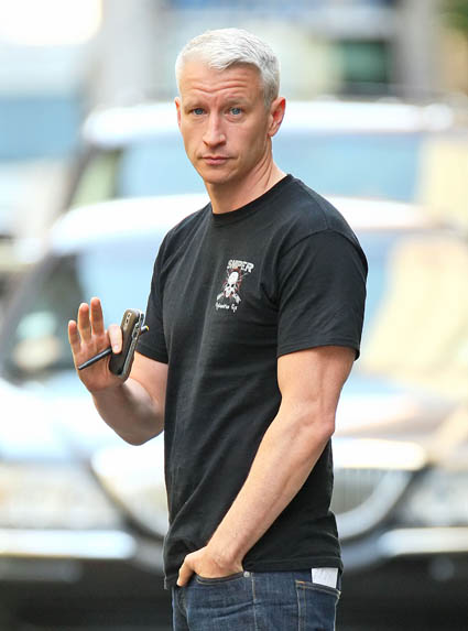 Anderson Cooper hailing a cab in NewYork City.Check out his fabulous arms!
