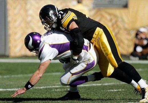 Pittsburgh Steelers linebacker James Farrior (R) sacks Minnesota Vikings quarterback Brett Favre in the first quarter of their NFL football game in Pittsburgh, Pennsylvania on Oct. 25, 2009. (REUTERS)