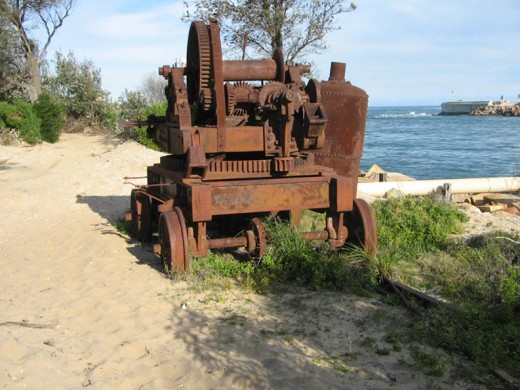 Old winch use in the construction of the entrance