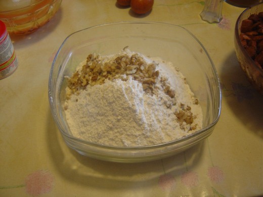 Mix the flour and walnuts