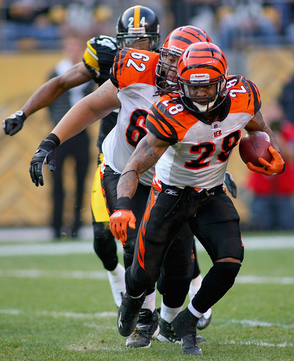 Bernard Scott #28 and Nate Livings #62 run ahead of Ike Taylor #24November 14, 2009 - Photo by Rick Stewart/Getty Images North America