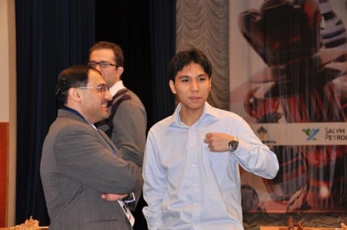 Wesley So having a nice conversation with the tournament's officials. Is the last Asian standing in the tournament. - Photo from ugra-chess.ru