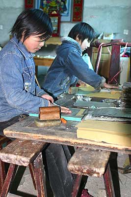 She can make 800 foil papers per day