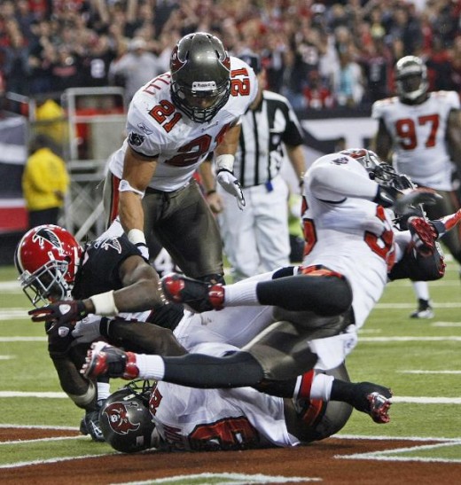 Roddy White catches the Go ahead Touchdown to win the game. AP Photo/Dave Martin