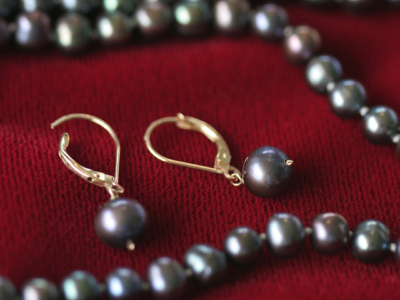 A Black Pearl Necklace looks beautiful as a string of pearls or as a single pearl pendant.