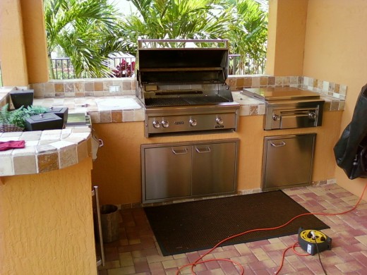 Custom outdoor kitchens can accommodate any type of barbeque grill and as many accessories as you need to create a perfect kitchen.
