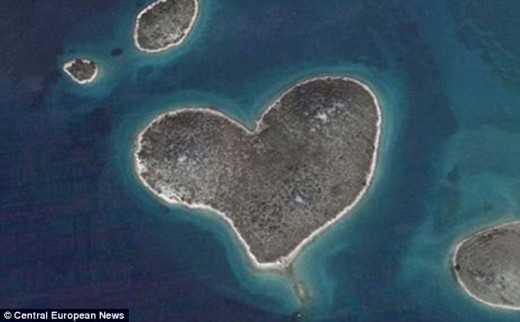 The island is located in Zadarski Kanal between Zadar and the Island of Pasman in Croatia.