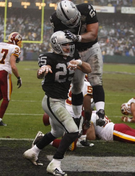 Oakland Raiders running back Justin Fargas (25) and Oakland Raiders center Samson Satele (64) in action  (AP Photo/Ben Margot)