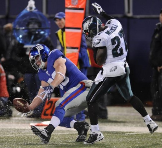 New York Giants tight end Kevin Boss (89) makes a catch against Philadelphia Eagles safety Quintin Mikell (27) for a first down in the first quarter during an NFL football game Sunday, Dec. 13, 2009, in East Rutherford, N.J. (AP Photo/Bill Kostroun)