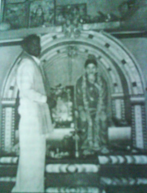 Rajuswami in front of wife Rajamma's idol 