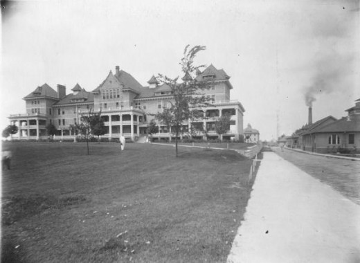 The Bowen Building and front entrance to Peoria State Hospital in the early 20th century.